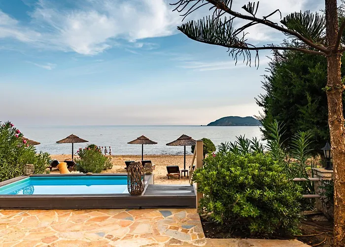 Andriana & Elena - Beachfront Pool Βίλα *